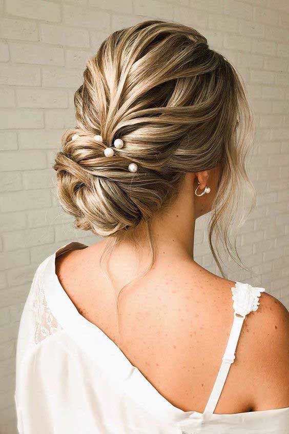 Chignon de mariage bas avec bijoux