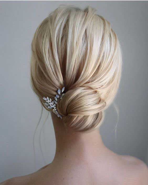 Chignon de mariage classique avec accessoire