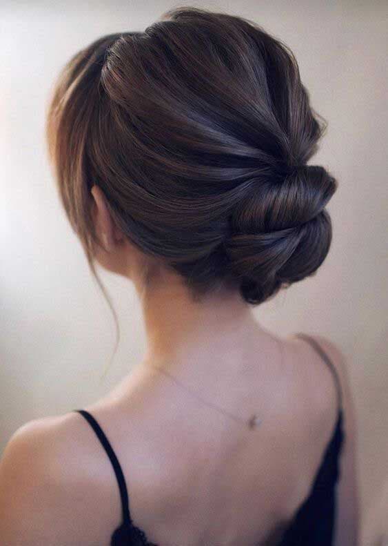 Chignon de mariage simple avec nœud