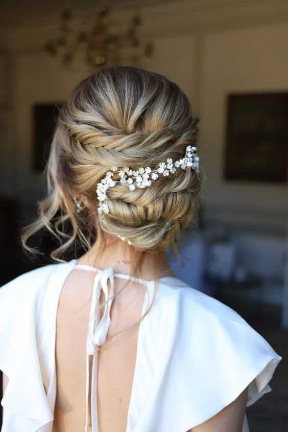 Chignon de mariage tressé avec accessoire