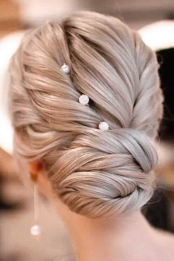 Chignon de mariage tressé avec des perles