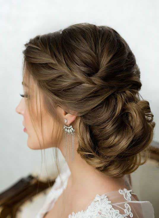 Chignon de mariage tressé sur le côté