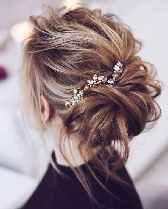 Chignon en désordre avec peigne décoratif