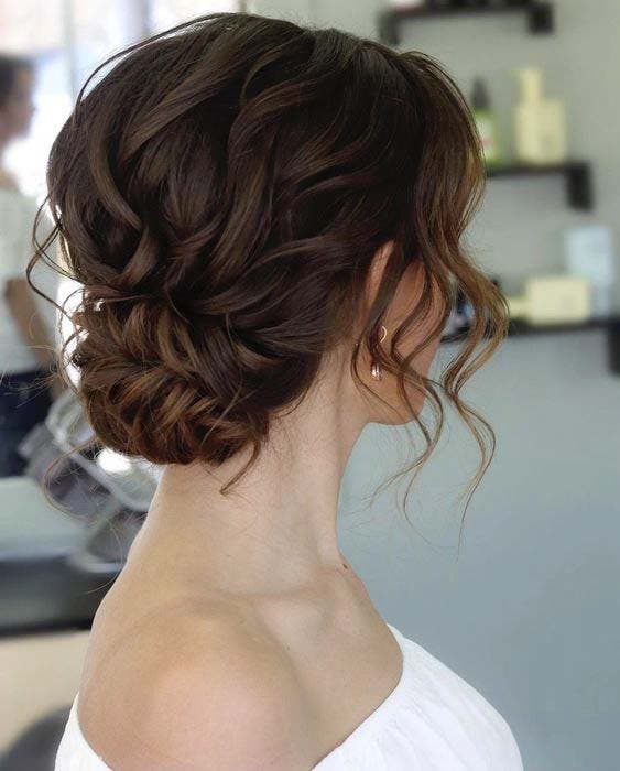 Chignon enroulé sur cheveux carrés ondulés