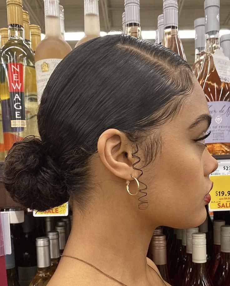 Chignon latéral pour cheveux noirs