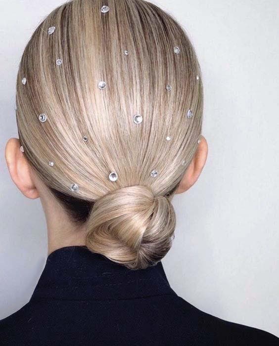 Chignon plaqué orné de perles