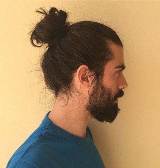 Chignon pour hommes aux cheveux bouclés