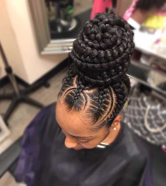 Chignon tressé avec des séparations incurvées