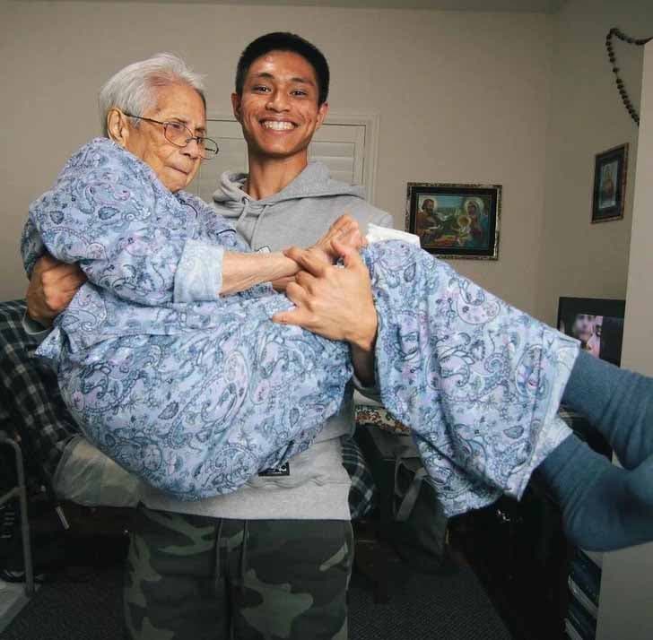 Chris Punsalan porte sa grand-mère dans ses bras