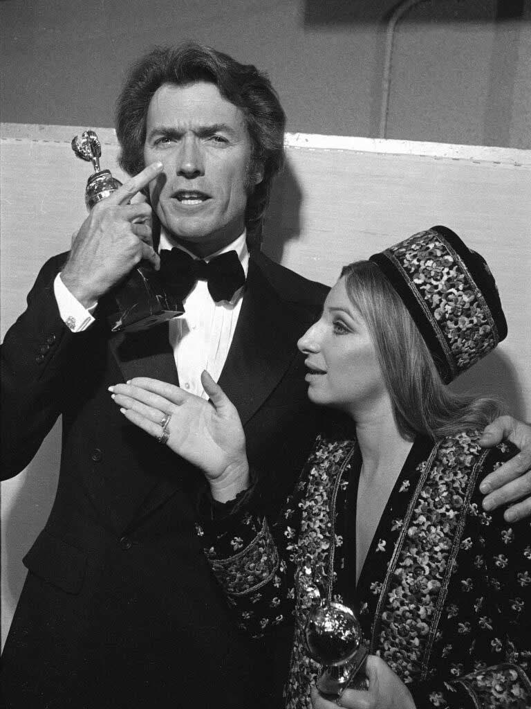 Clint Eastwood et Barbra Streisand pendant la cérémonie des Golden Globes