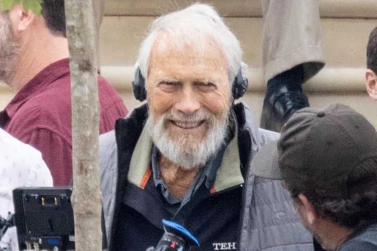 Clint Eastwood, souriant lors du tournage de Juror n°2
