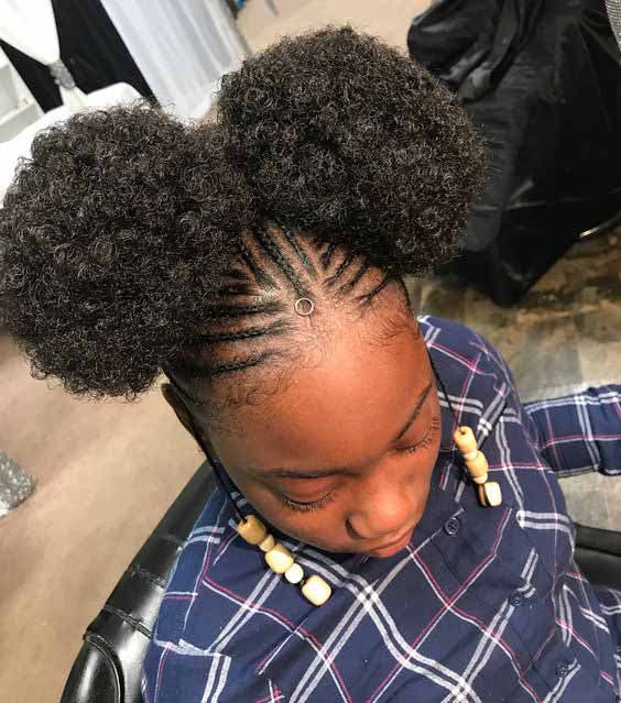 Coiffure africaine avec doubles “afro puffs”