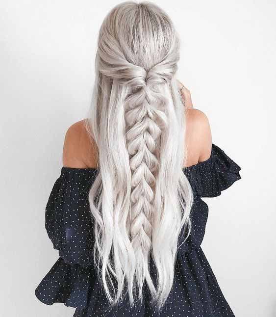 Coiffure avec longue tresse