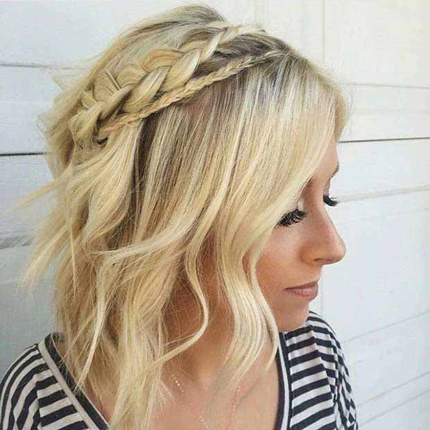 Coiffure avec un mélange de petites et grandes tresses