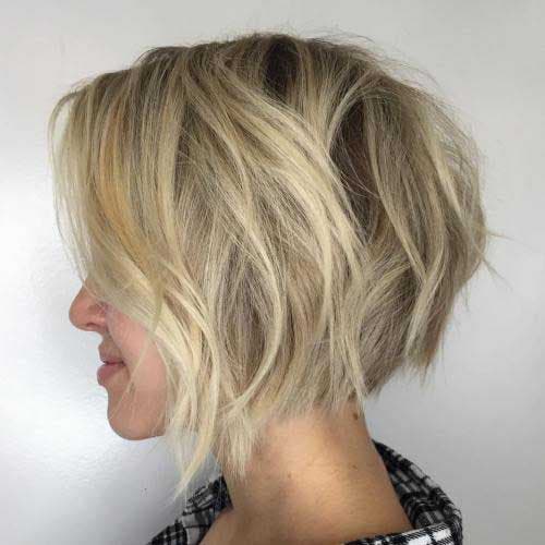 Coiffure blonde ébouriffée