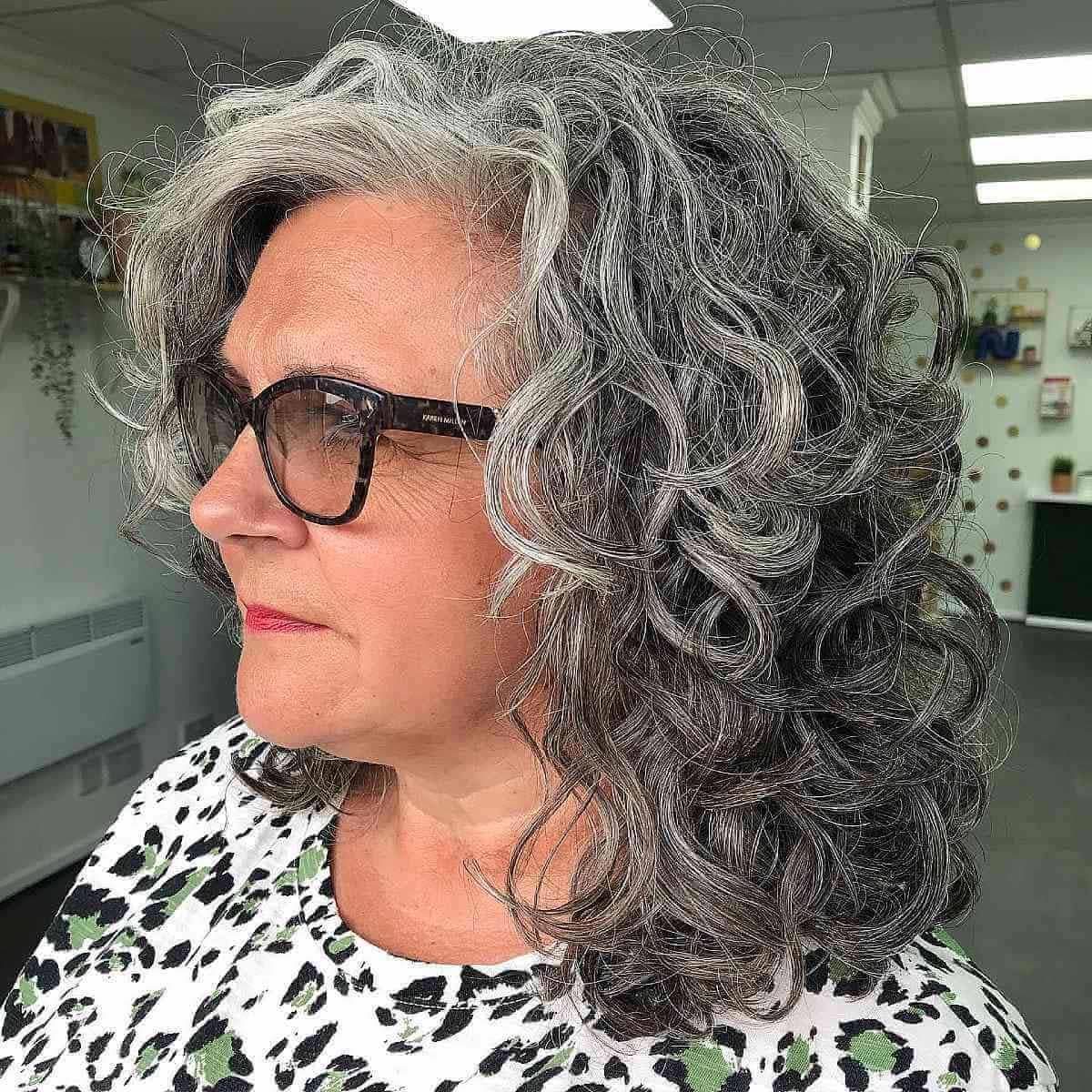 Coiffure courte pour femme à 60 ans avec des lunettes