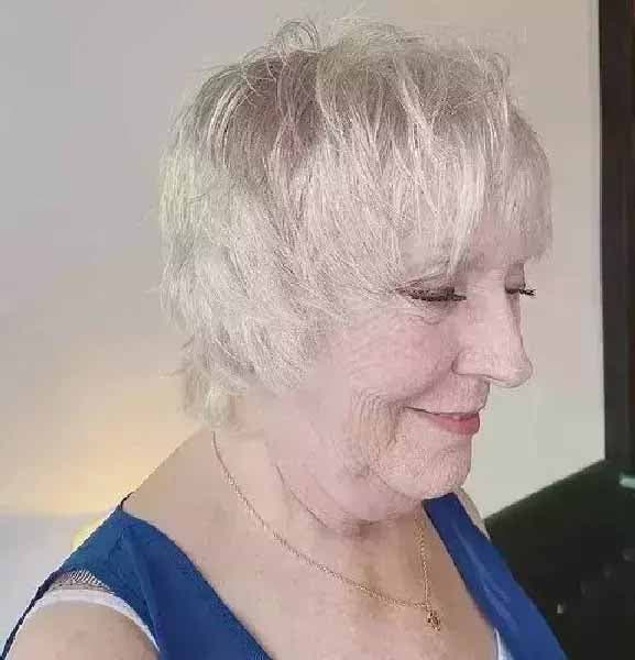 Coiffure courte pour femme à 80 ans sur cheveux fins