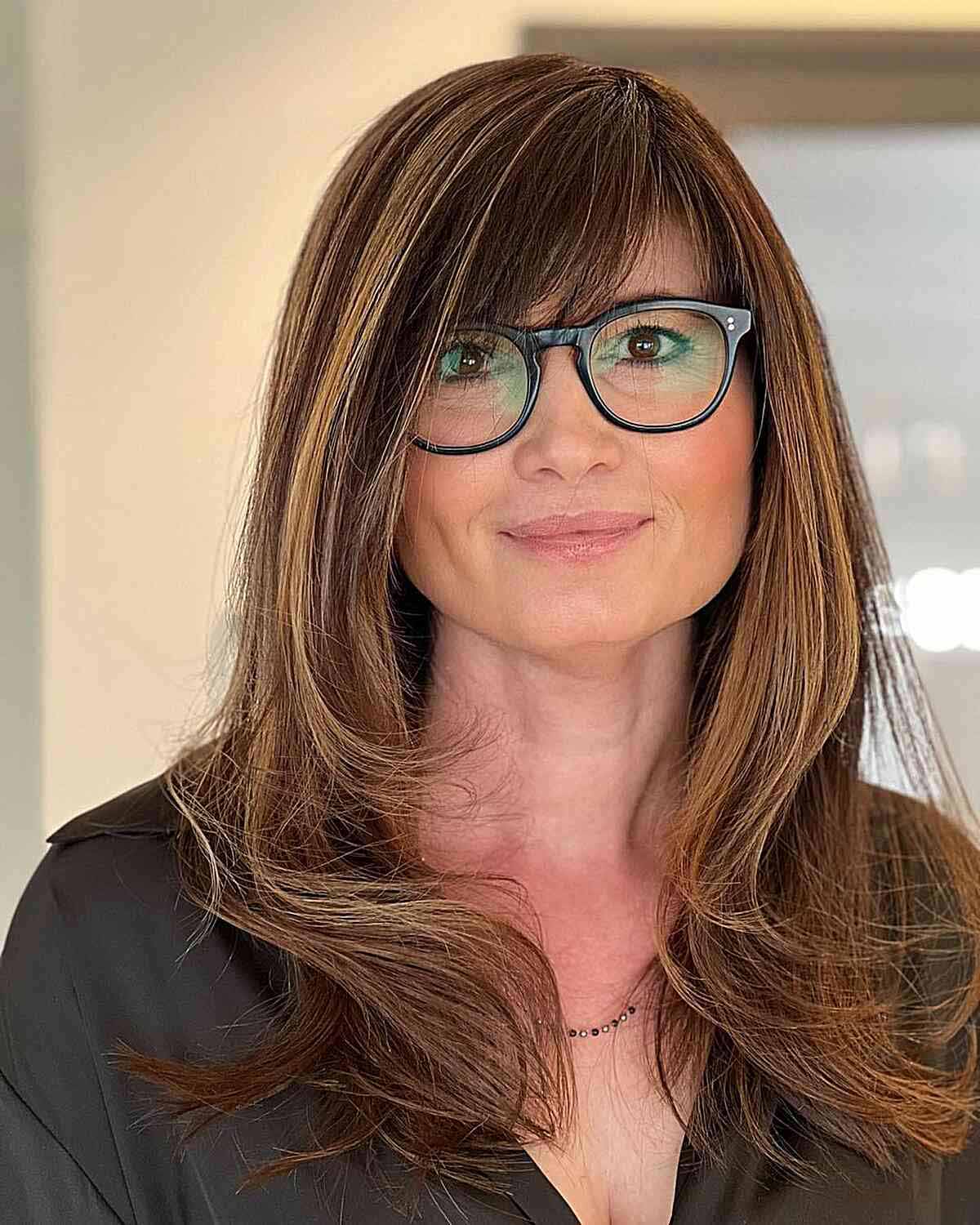 Coiffure pour femme à 50 ans avec lunettes