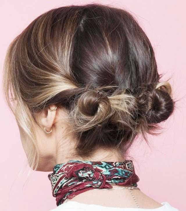 Coiffure sur cheveux courts avec double chignon