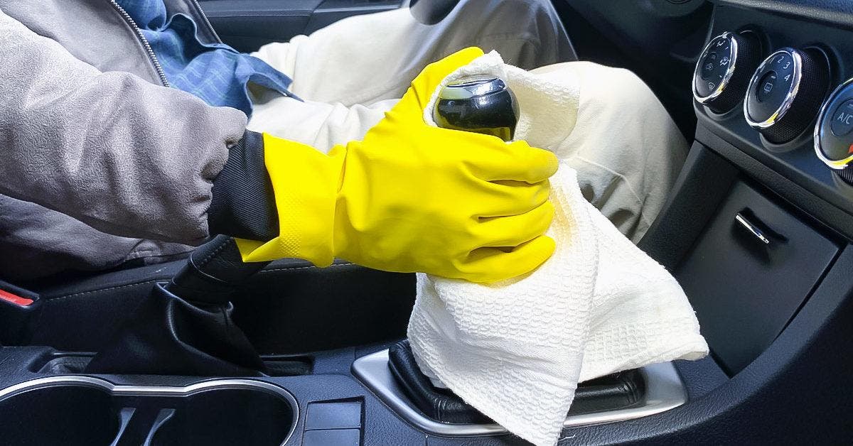 Comment nettoyer le pommeau du levier de vitesse de sa voiture ?