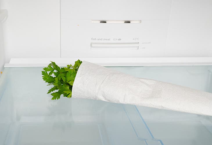 Conserver le persil dans du papier essuie-tout au frigo