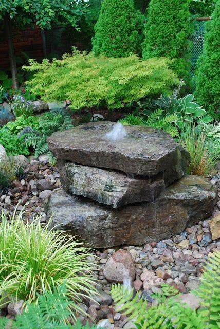 Construire une cascade haute en roches avec une fontaine