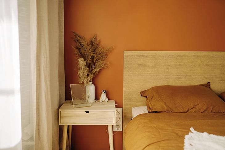 Couleur orange sur les murs d’une chambre à coucher