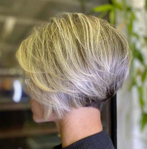 Coupe bob effilée sur cheveux raides