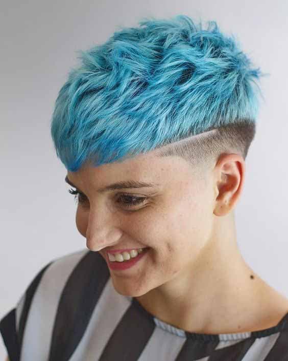 Coupe boule sur cheveux colorés en bleu