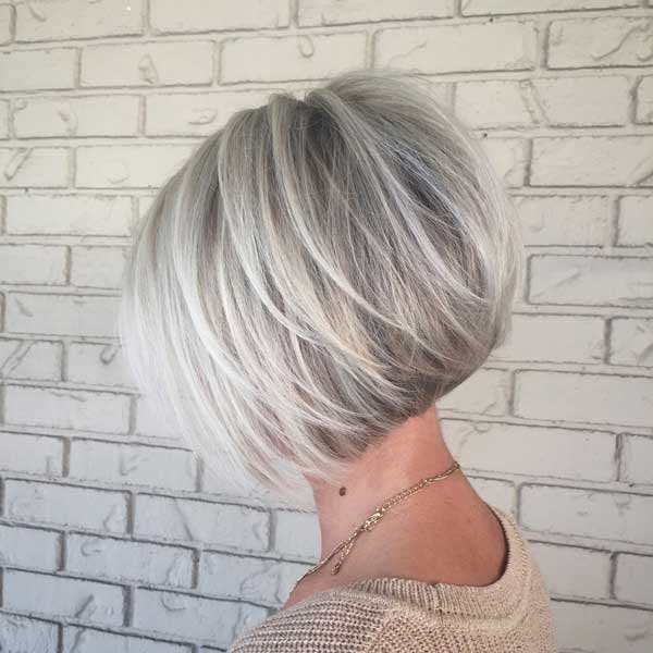 Coupe carré court blond platine