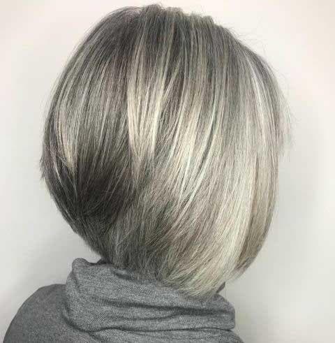 Coupe carré dégradé texturé sur cheveux gris naturels