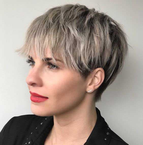 Coupe courte avec balayage blond cendré