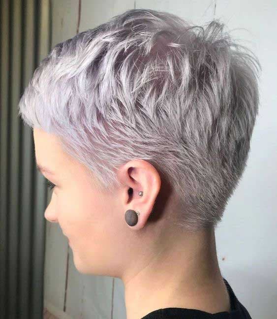 Coupe courte chic pour cheveux gris