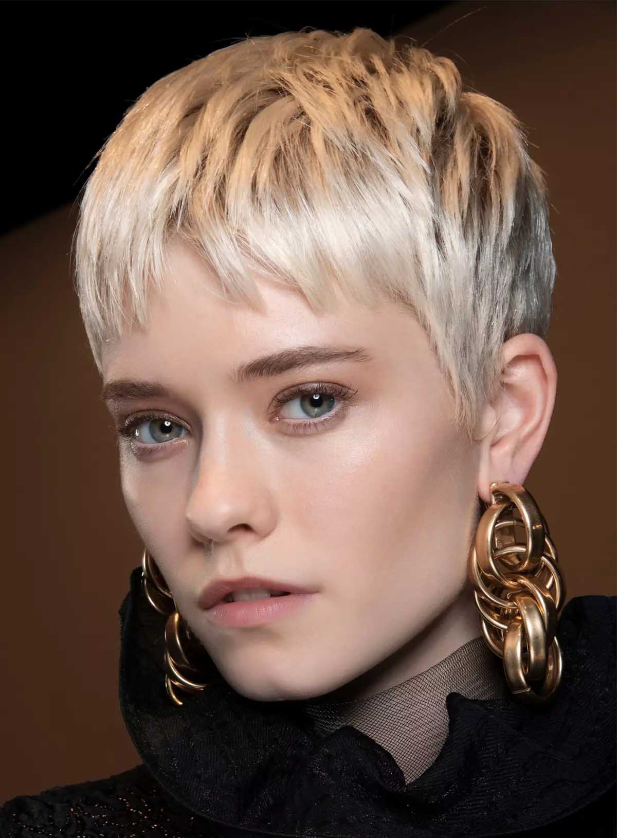 Coupe courte “pixie cut”