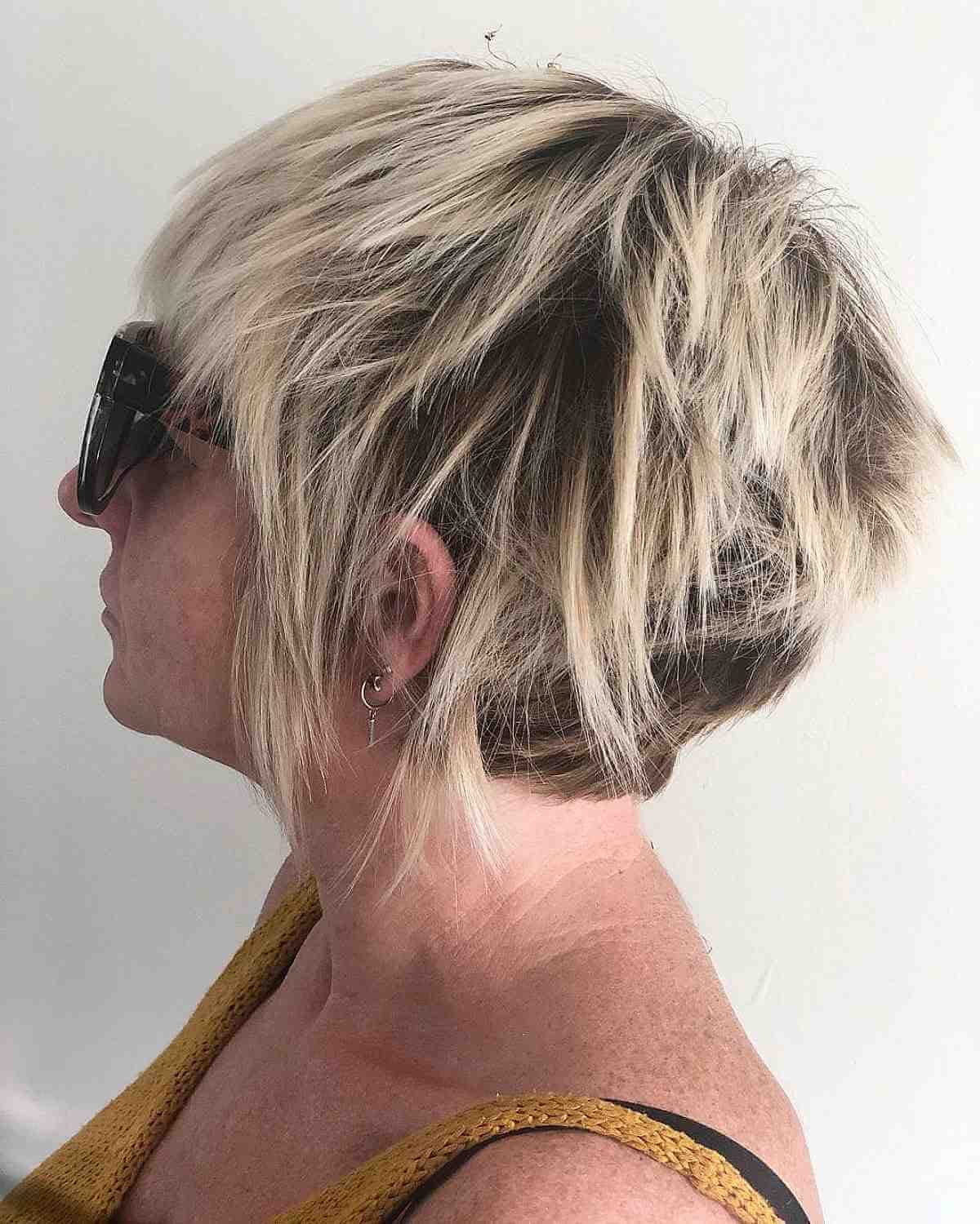Coupe de cheveux bixie avec mèches désordonnées 