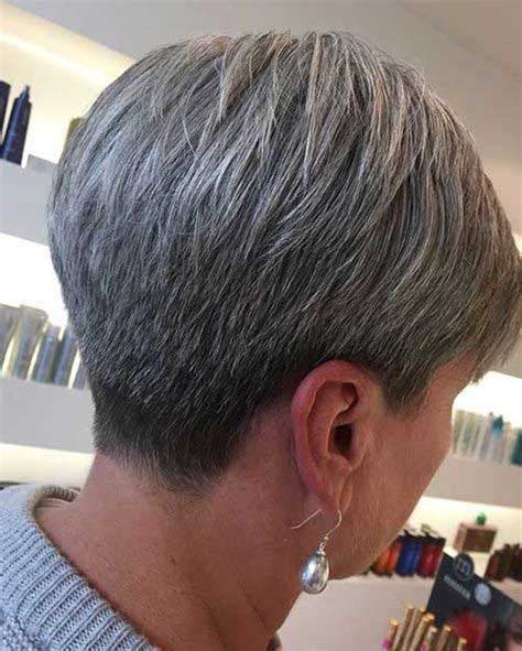 Coupe de cheveux Pixie gris naturel