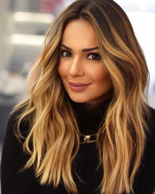 Coupe de cheveux avec une raie centrale et balayage blond miel 