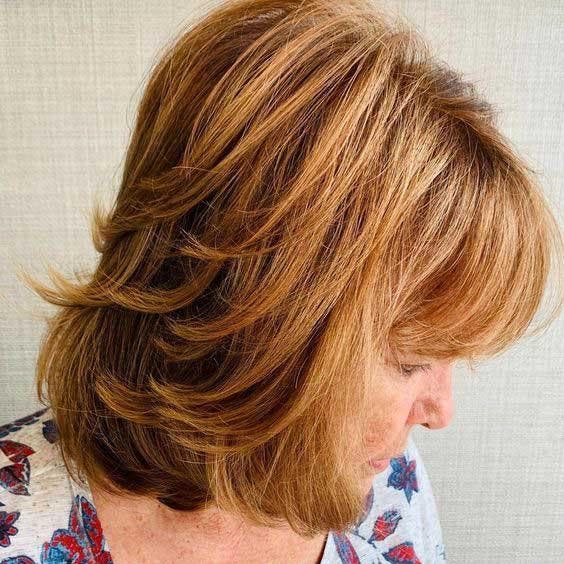 Coupe de cheveux blonds ondulés