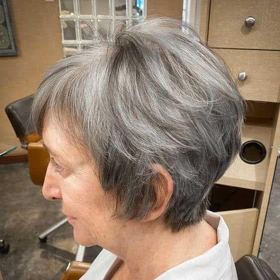 Coupe de cheveux courte avec des reflets gris
