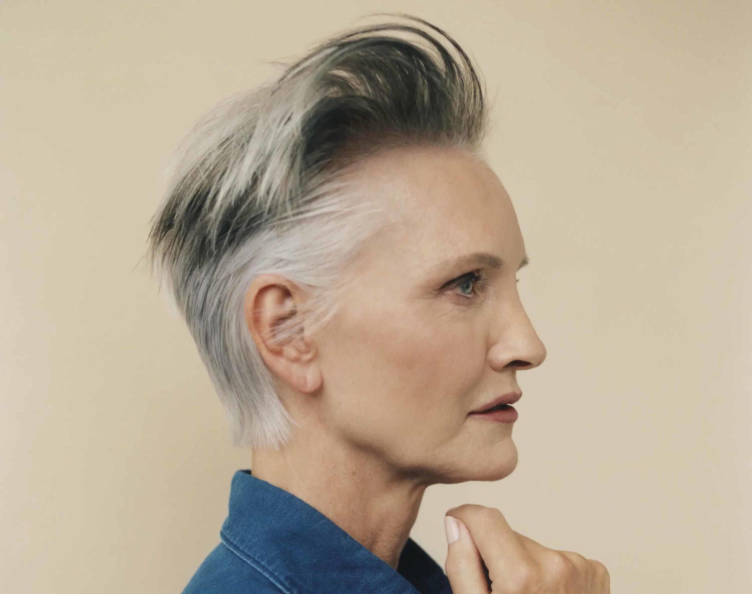 Coupe de cheveux courte pour femme à 70 ans