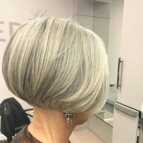 Coupe de cheveux courte pour femme à 70 ans sur cheveux raides