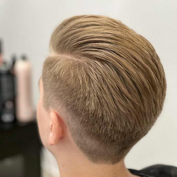 Coupe de cheveux dégradée, courte derrière, plus longue à l’avant