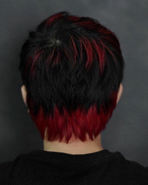 Coupe de cheveux en deux couleurs (rouge et noir)