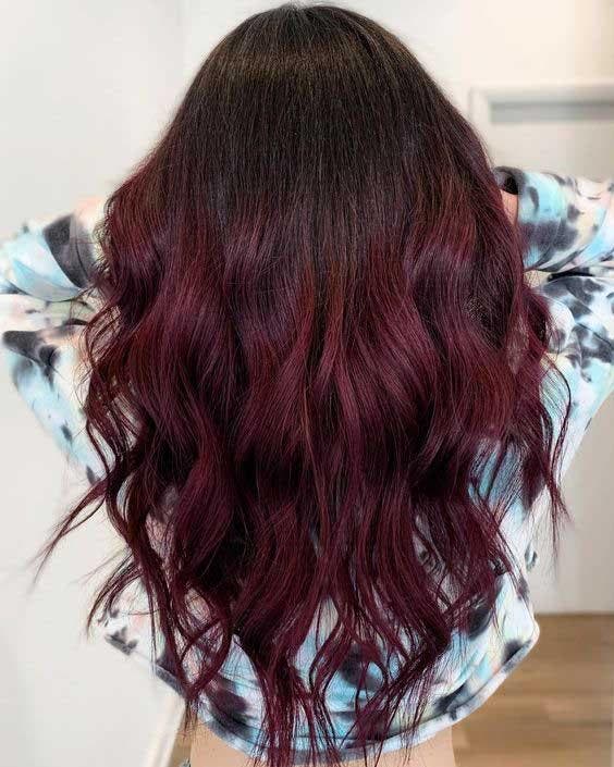 Coupe de cheveux longs de couleur burgundy avec un dégradé