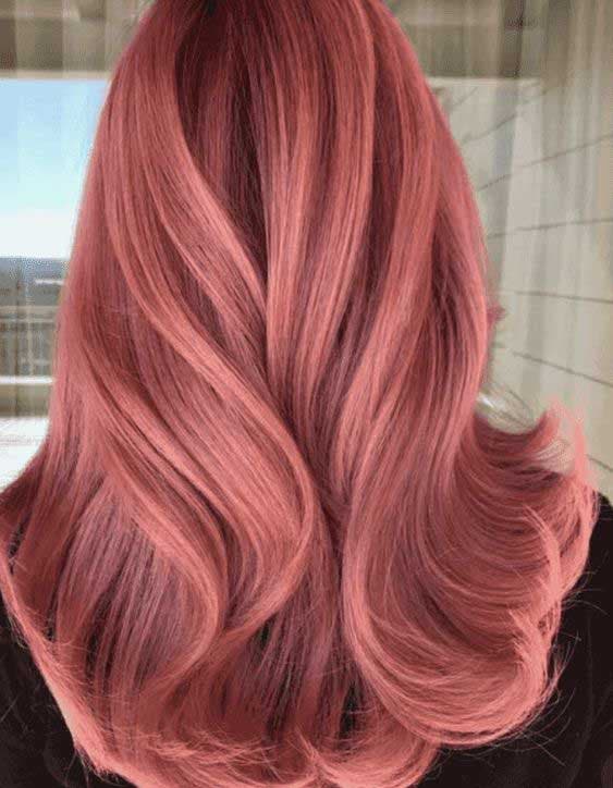 Coupe de cheveux longs de couleur rose gold