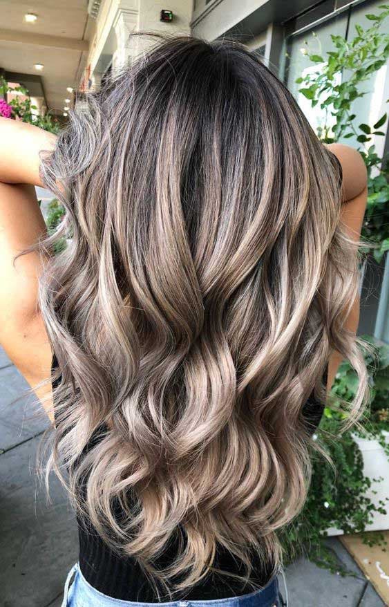 Coupe de cheveux longs dégradée avec un ombré blond cendré