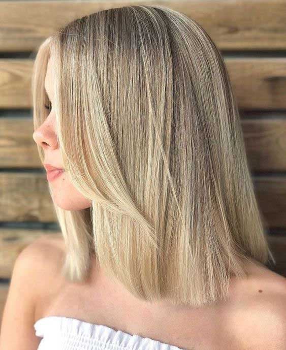 Coupe de cheveux mi-longs carré droit