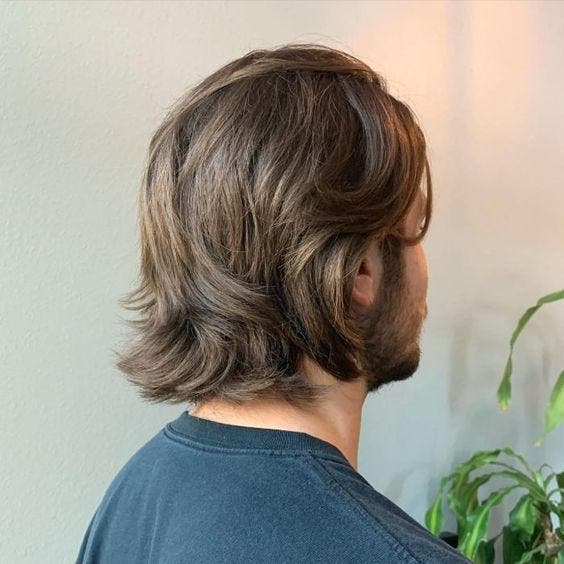 Coupe de cheveux mi-longs pour homme tendance 2024