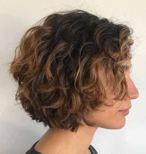 Coupe de cheveux pour une femme à 40 ans sur cheveux ondulés