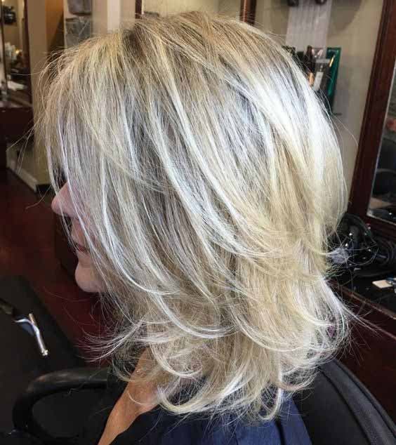 Coupe mi-longue dégradée sur cheveux blonds